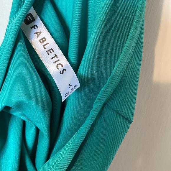 Fabletics green crisscross flowy tank size small - Picture 3 of 4